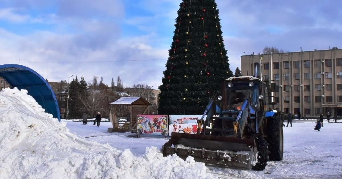 На площади Славянска соорудили снежный аттракцион — Karachun
