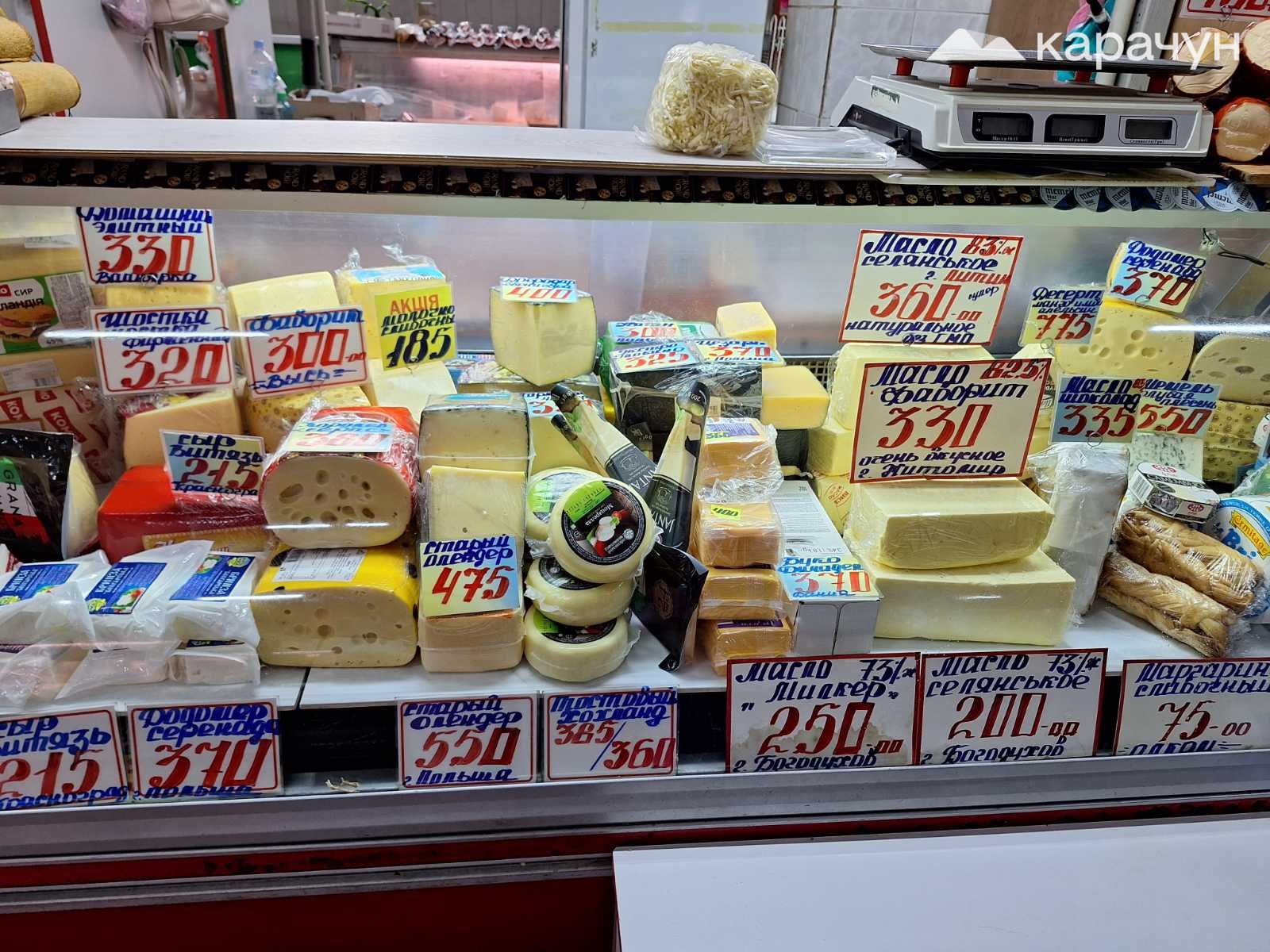 На полицях широко представлена продукція вітчизняних і польських сироварів