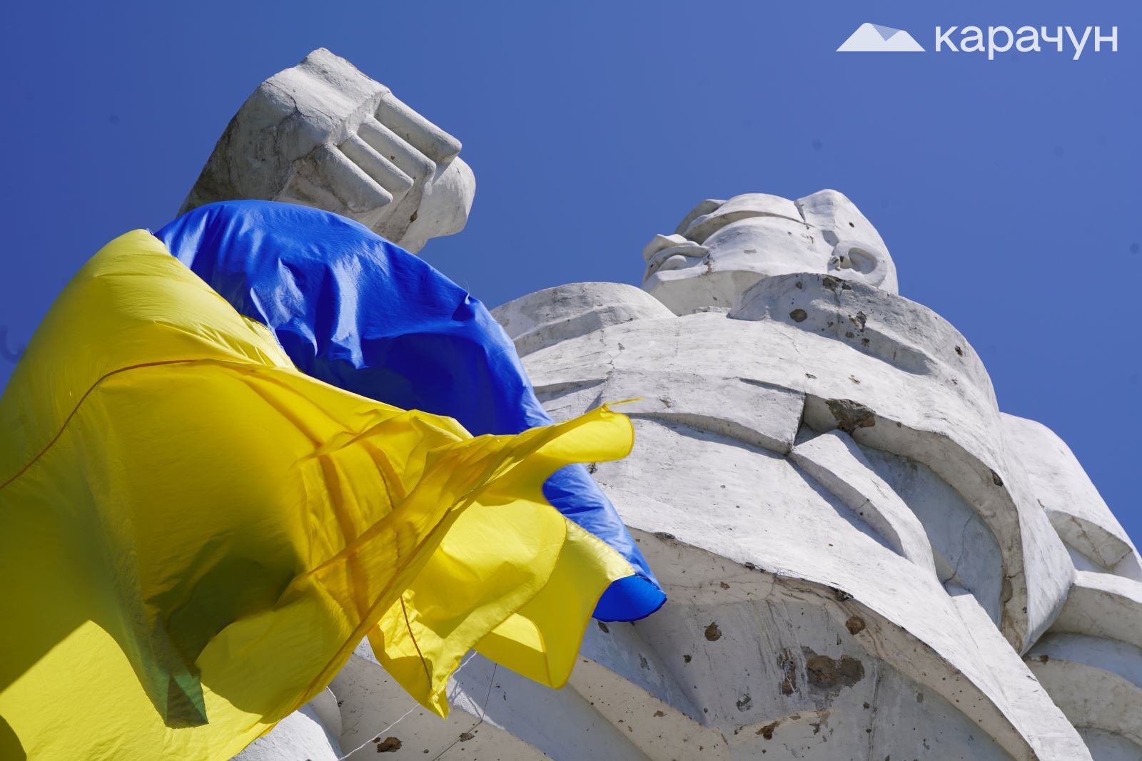 Український прапор на пам’ятнику Артему у Святогірську