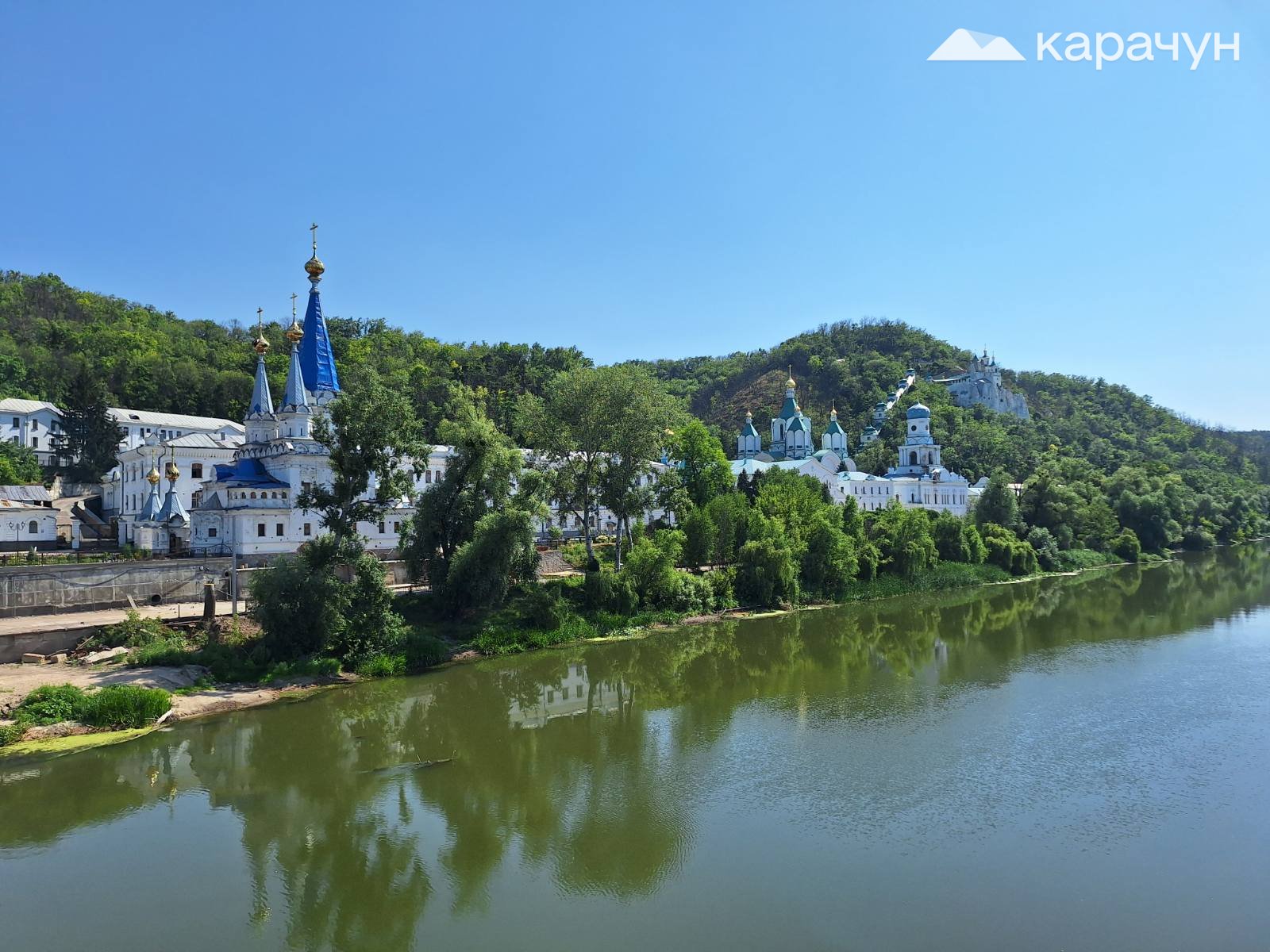 Коли споглядаєш красу Святогірської лаври, не хочеться згадувати про політику