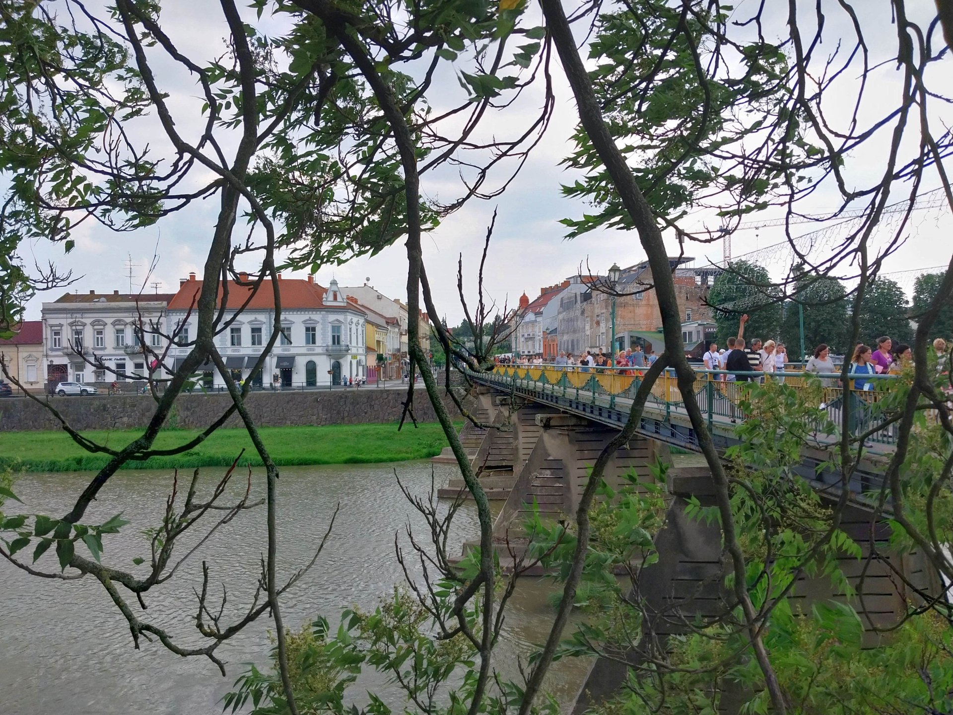На пішохідному мосту до туристів додалися внутрішньо переміщені особи
