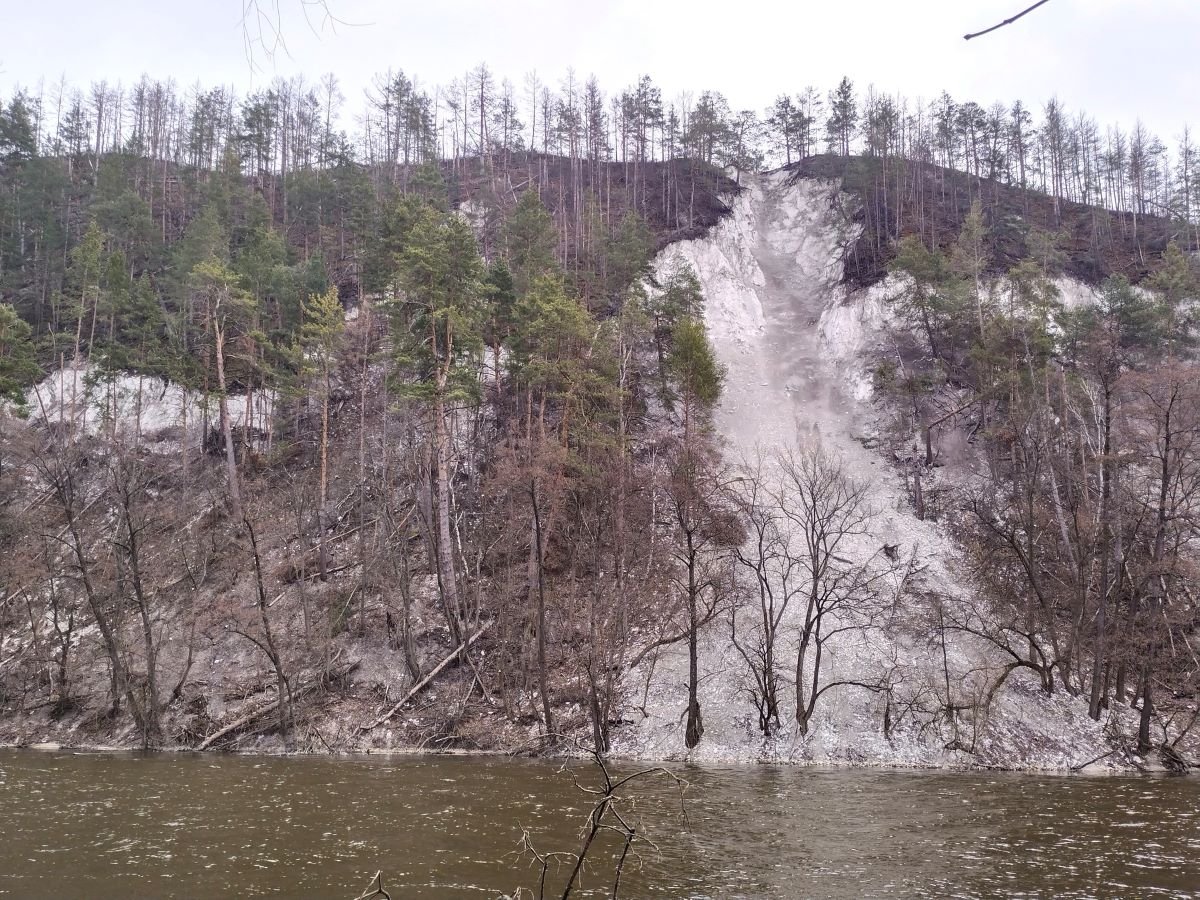 Так виглядає правий берег Сіверського Донця між Святогірськом та Богородичним сьогодні