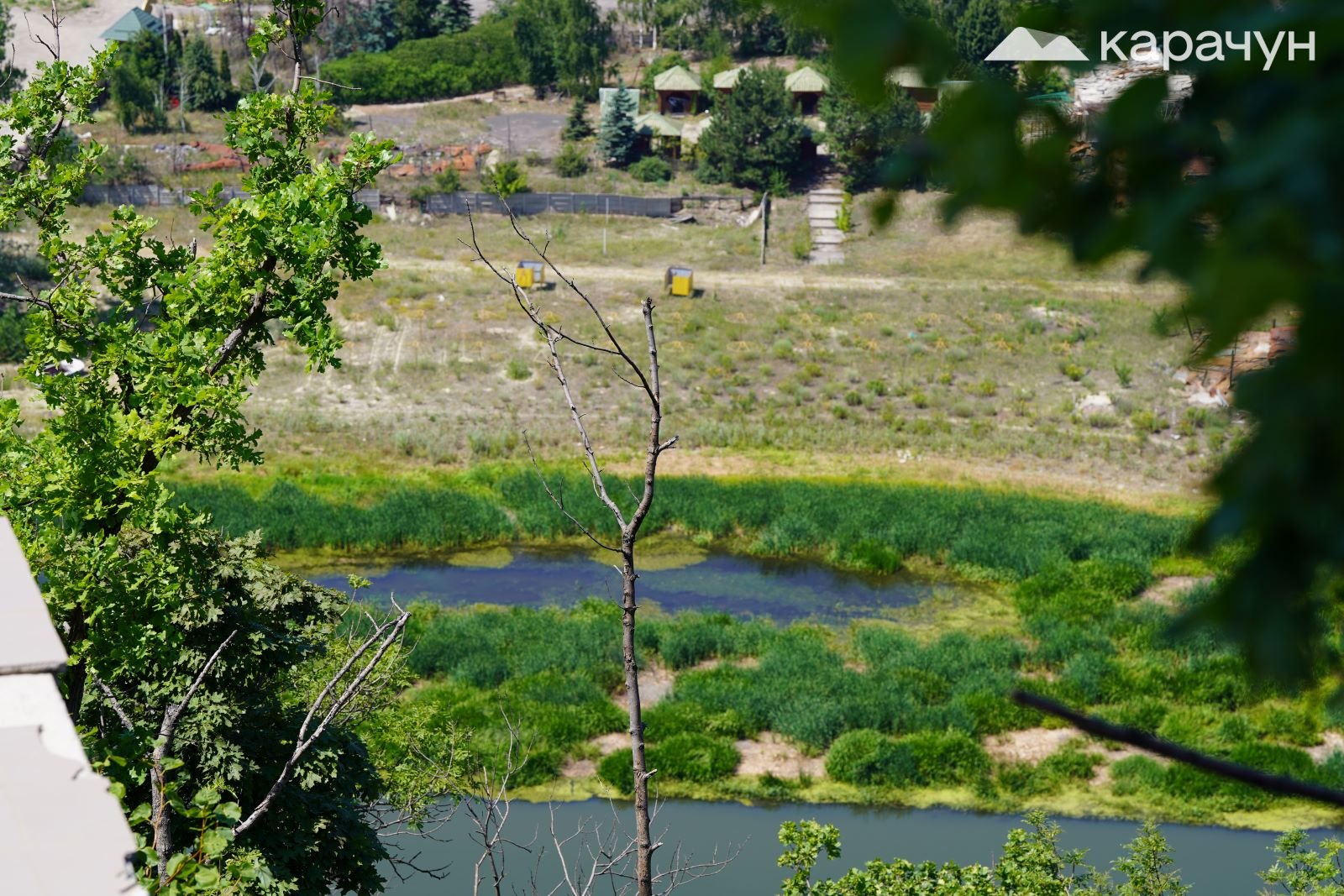 Вид на пляж біля "Золотої купелі" з Лисої гори у Святогірську
