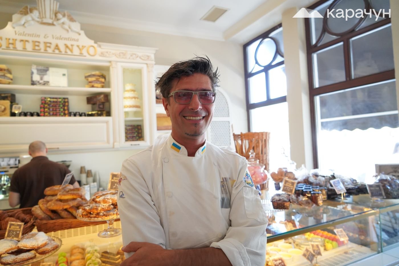 Господар закладу — Валентин Штефаньо.