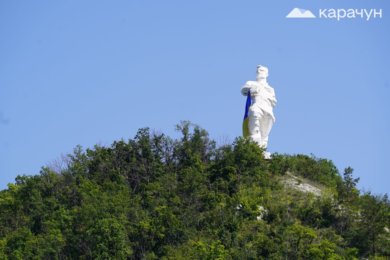 Пам’ятник Артему височіє над Лисою горою у Святогірську