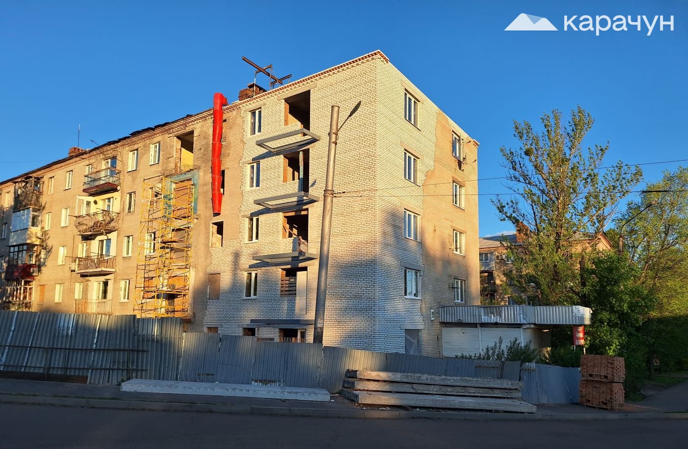 Пошкоджений обстрілом будинок у центрі Слов’янська по вулиці Лозановича