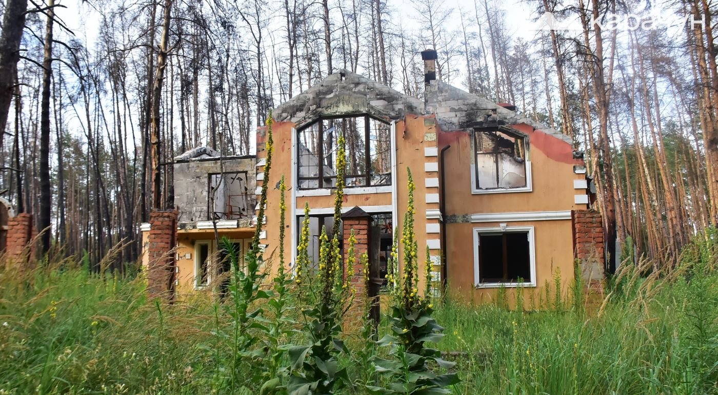 Один зі зруйнованих будинків у Святогірську. Район пожежної частини