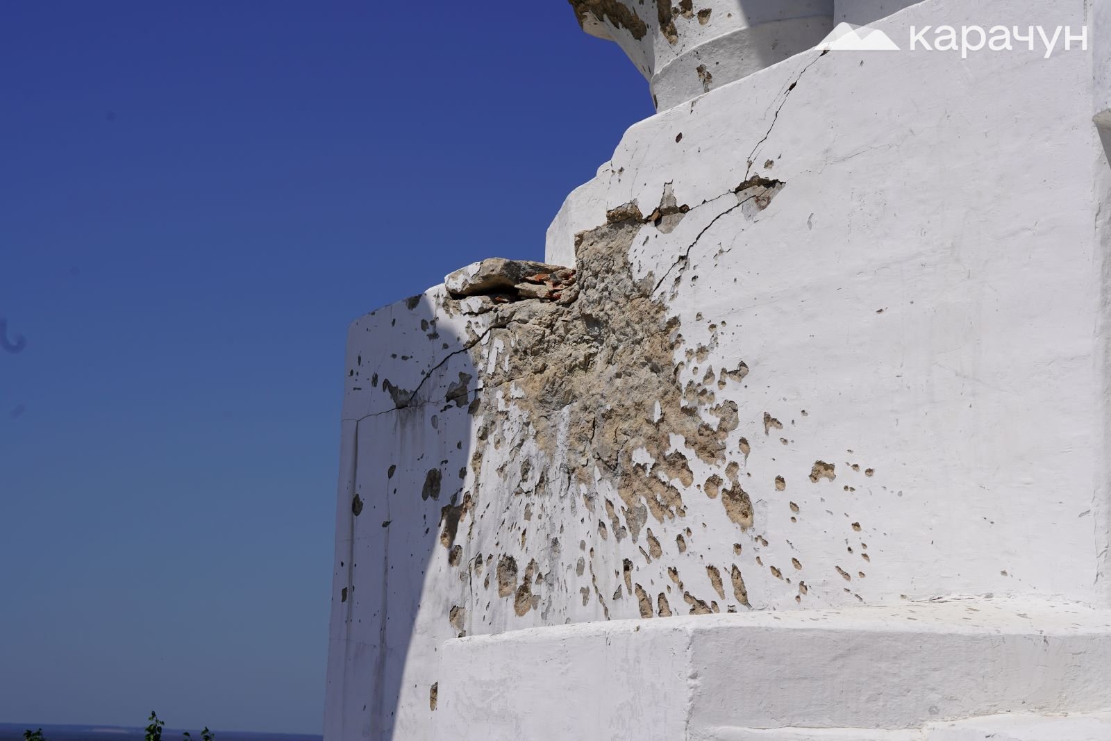 Слід від розриву снаряда на постаменті пам’ятника Артему