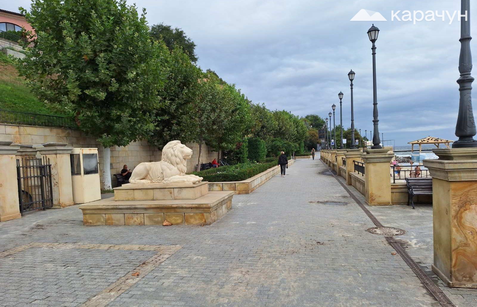 Прогулянкова алея вздовж морського узбережжя