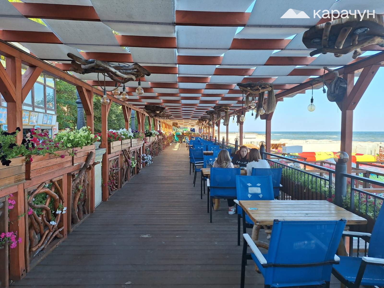 Ввечері відвідувачів кафе побільшає