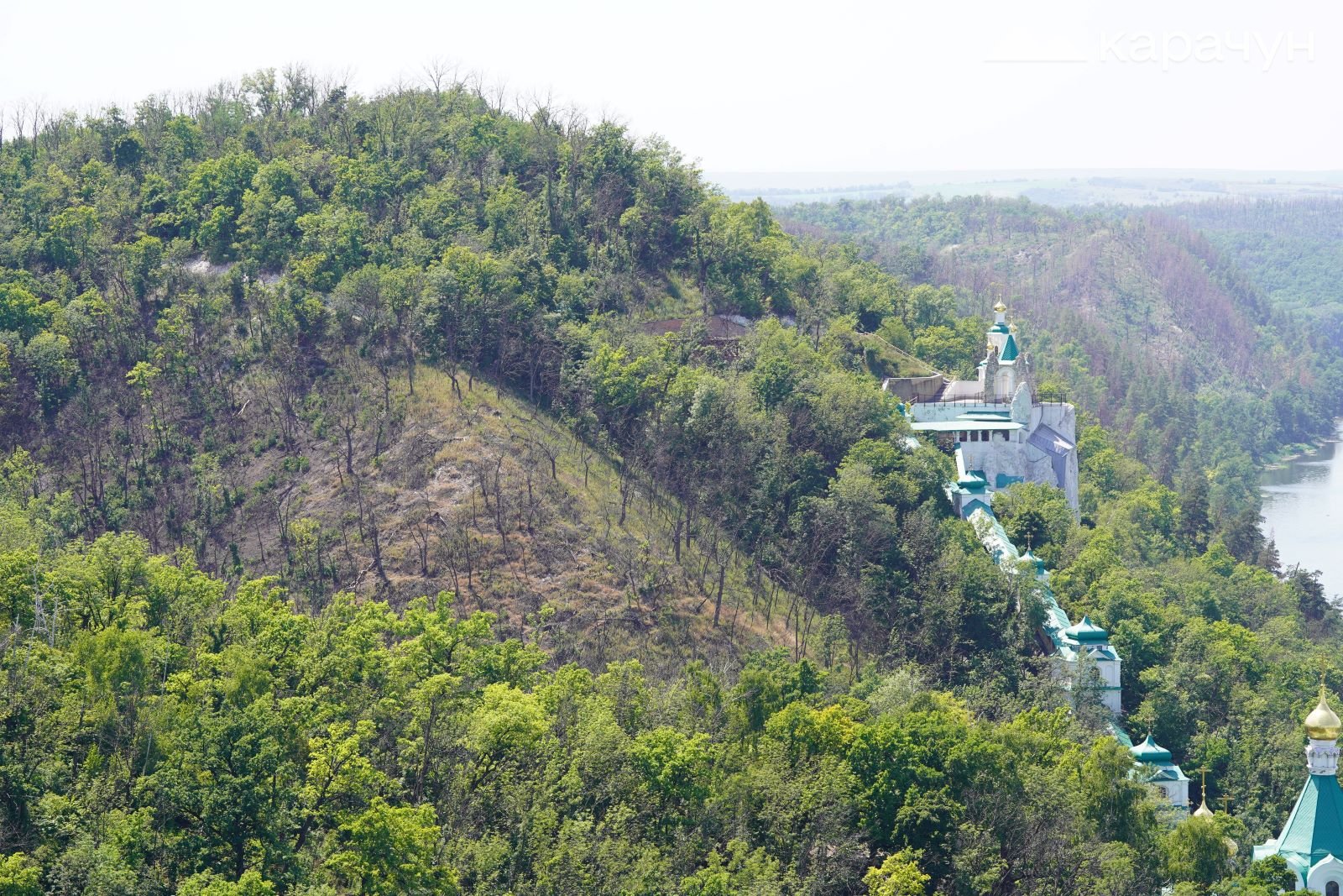 На схилах біля Святогірської лаври видніються сліди від пожеж — вигорілі ділянки лісу 