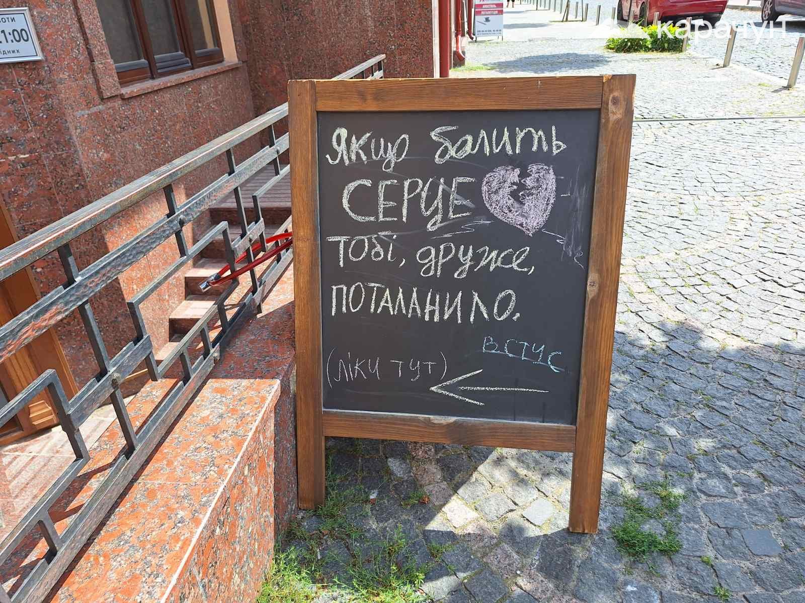 Таким чином перехожих запрошують до магазину