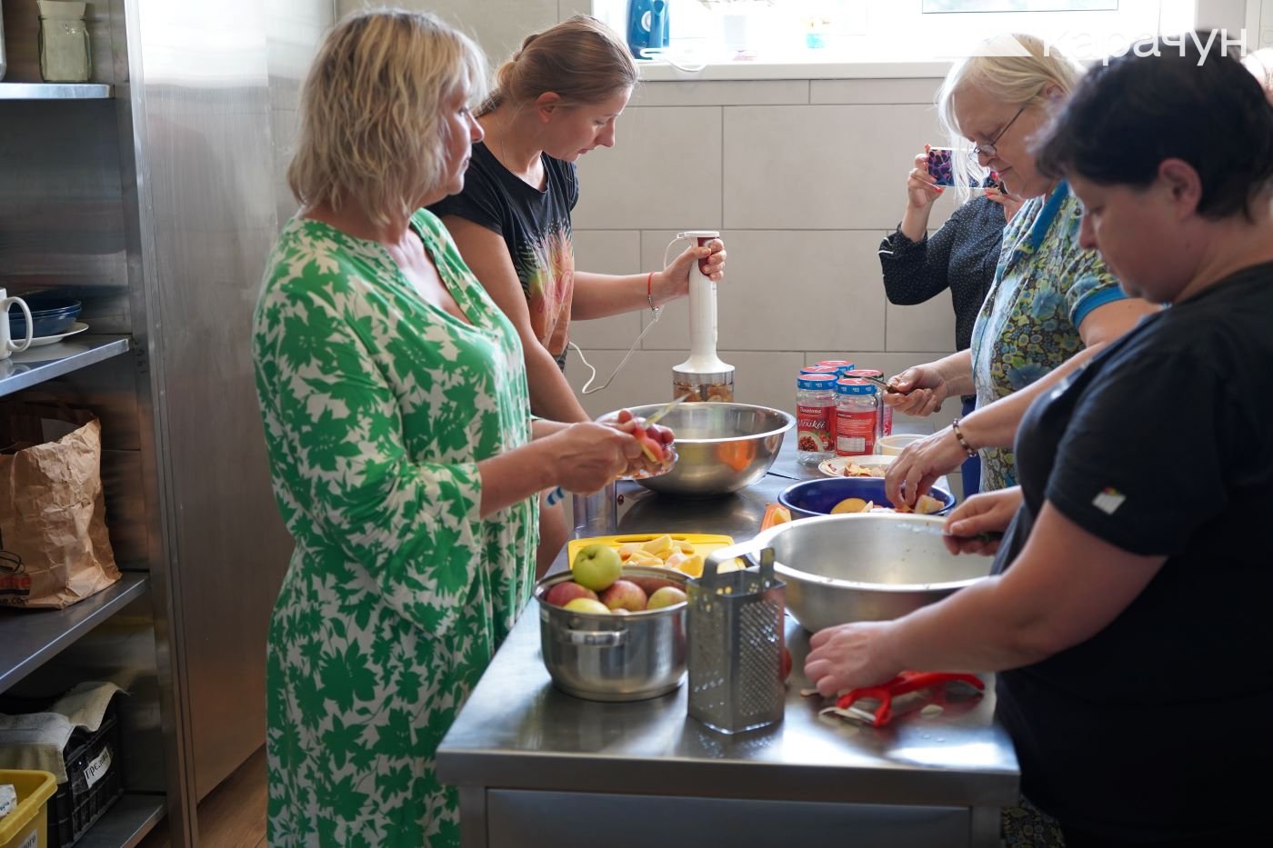 Процес приготування їжі на кухні загального користування 