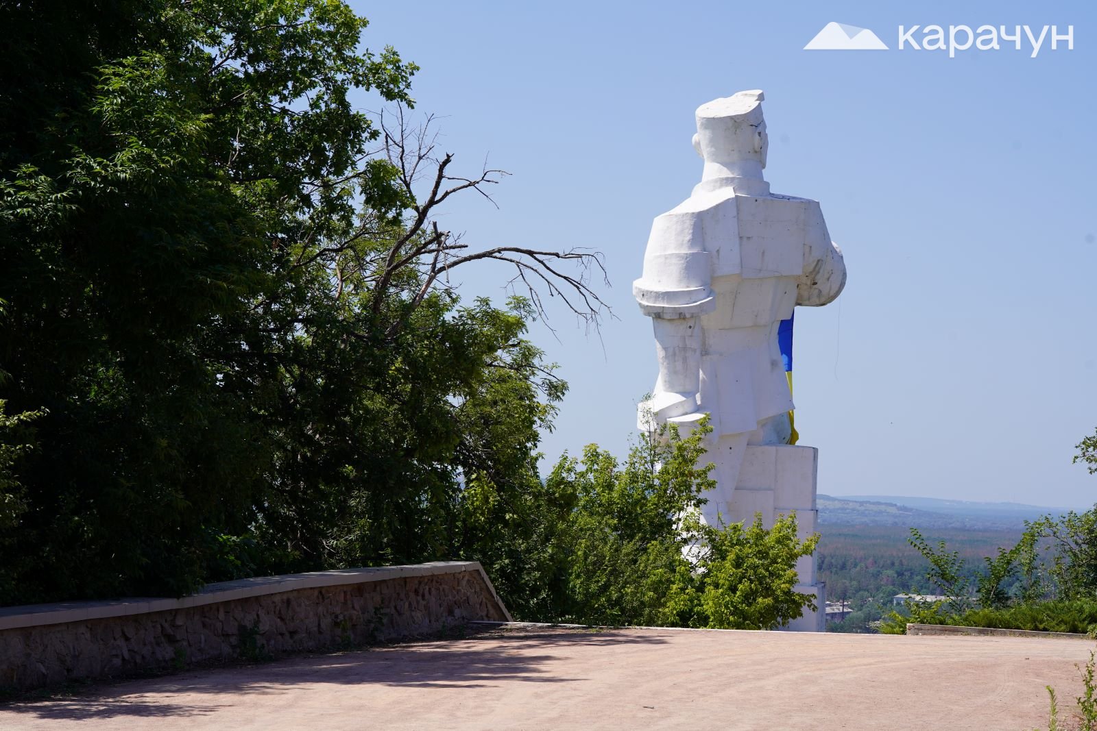 Прохід до пам’ятника Артему у Святогірську сьогодні відкрито