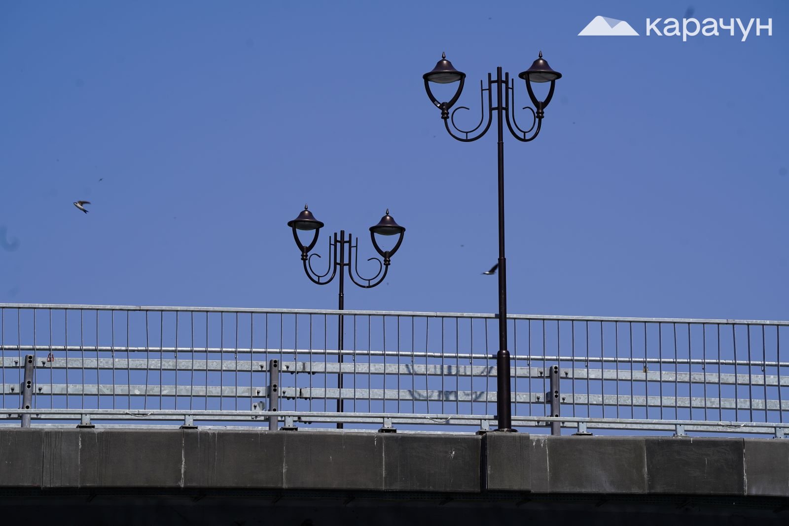 Новий міст у Святогірську оснащений такими ліхтарями