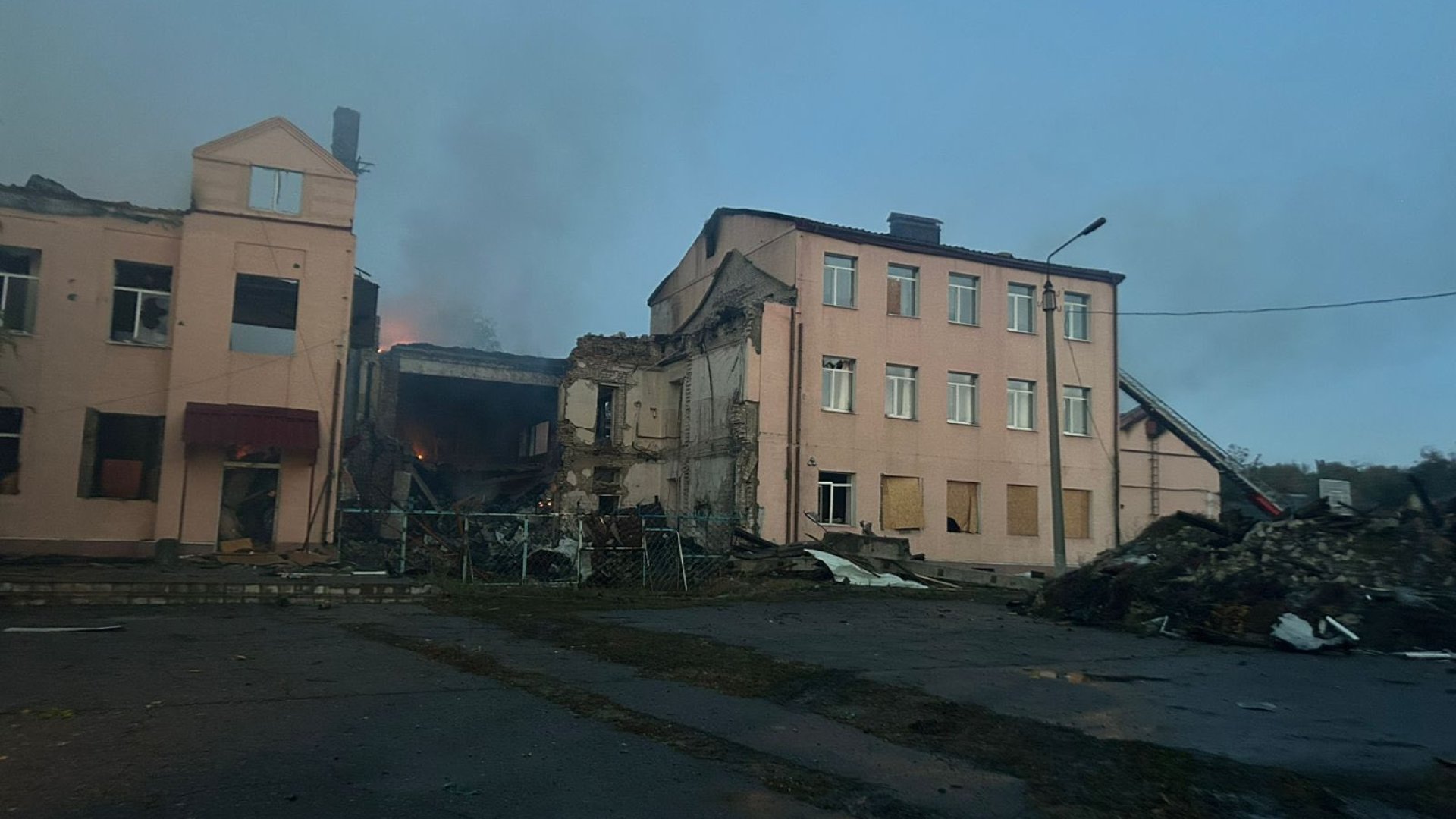 У Слов'янську під удар потрапила одна зі шкіл У Слов'янську під удар потрапила одна зі шкіл