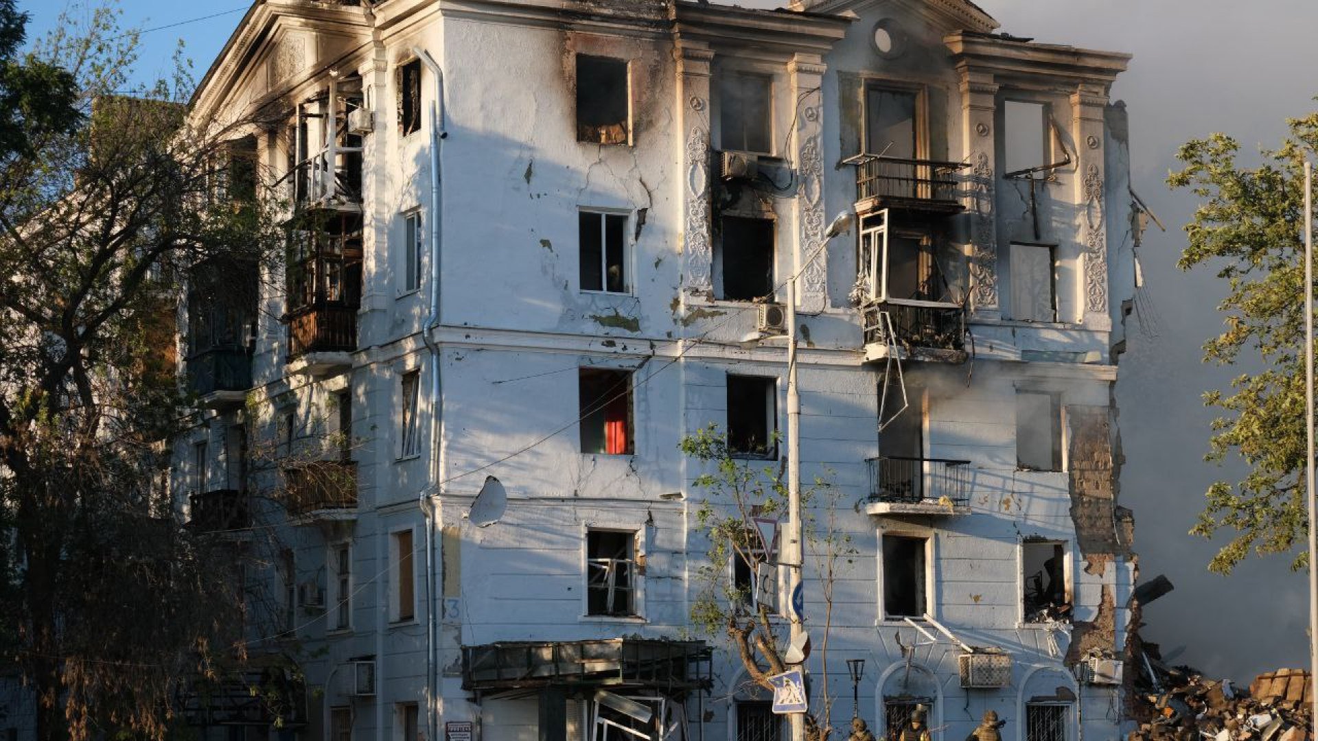 У Краматорську вже троє загиблих після вчорашнього обстрілу центру міста У Краматорську вже троє загиблих після вчорашнього обстрілу центру міста