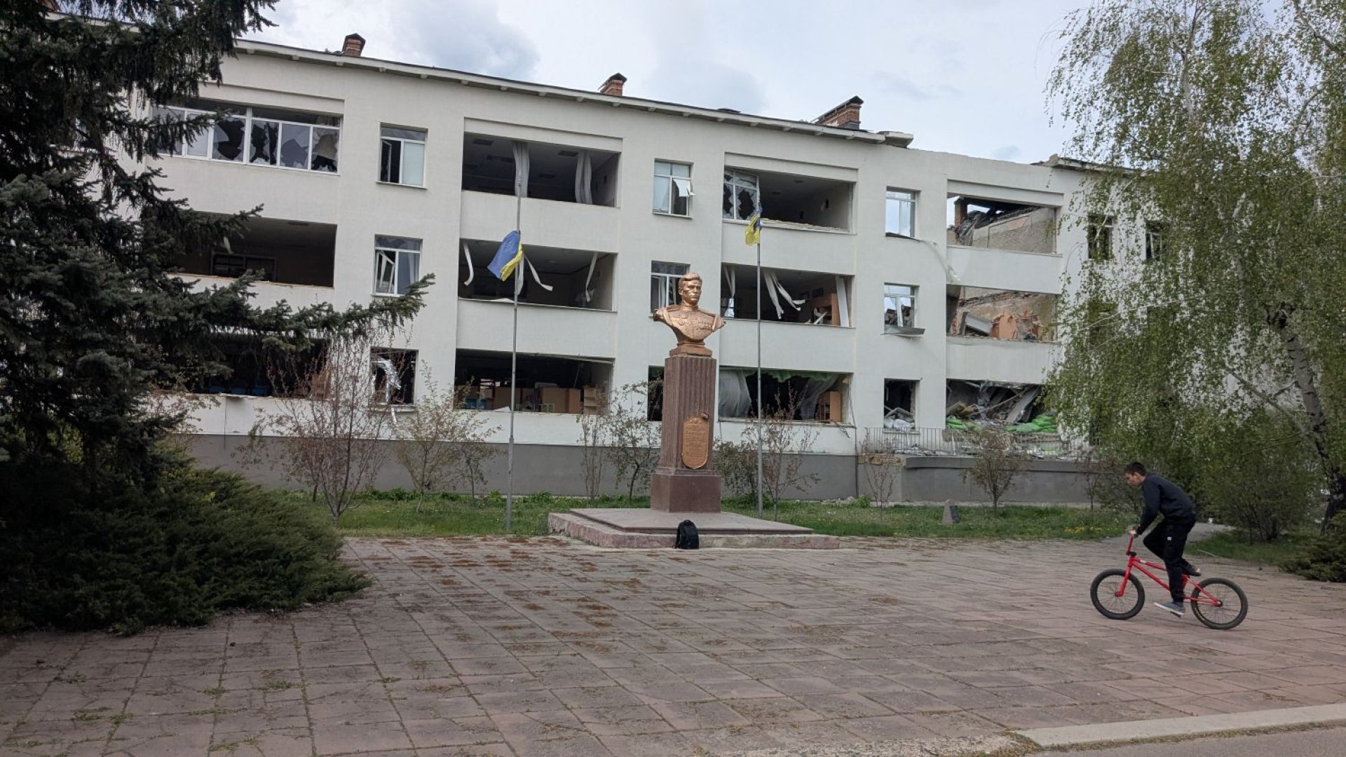 Зруйнована будівля школи №12 у Слов'янську