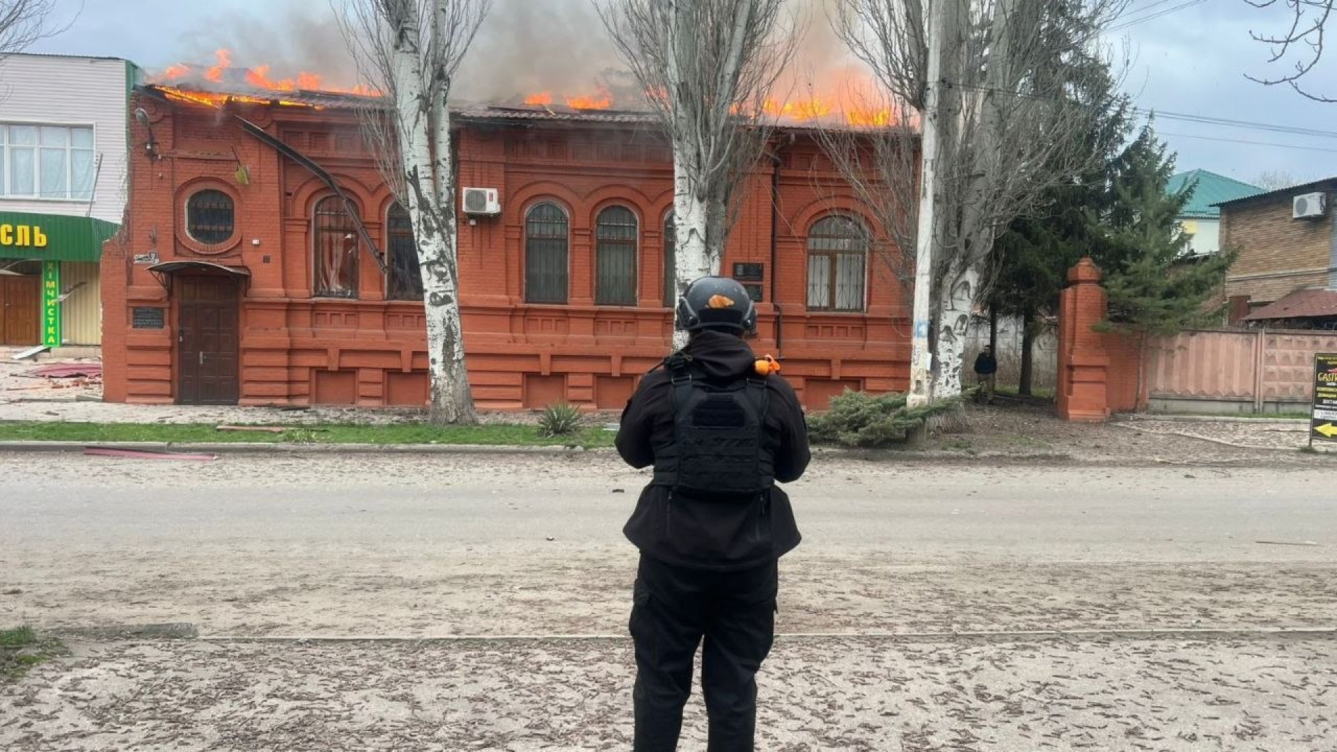 Удар по Слов’янську: у самому центрі міста сталася пожежа після обстрілу