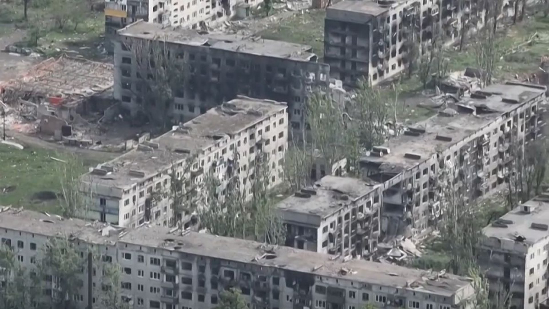 Вид на зруйновані будинки Часового Яру