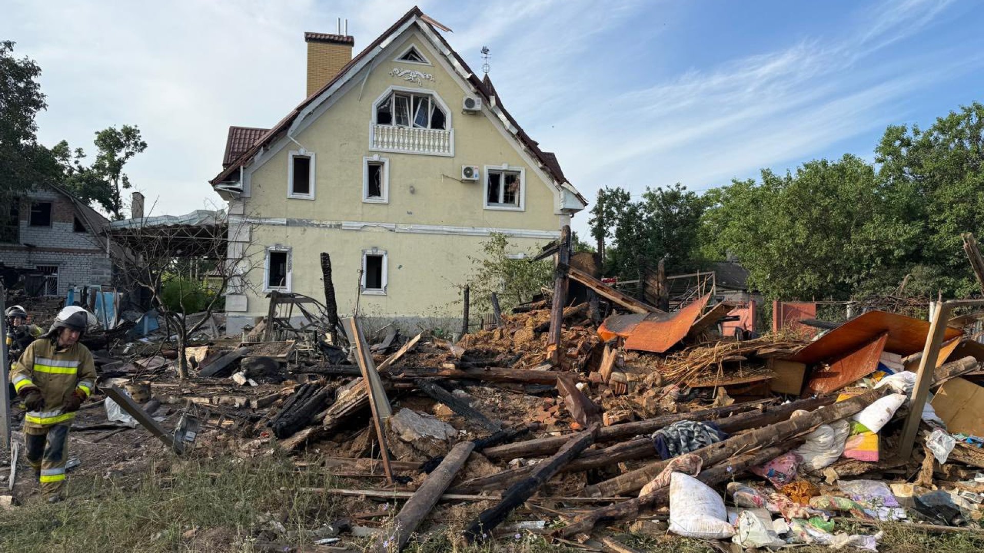 Обстріл центральної частини Слов'янська: загинув чоловік, зруйновані будинки і кафе Обстріл центральної частини Слов'янська: загинув чоловік, зруйновані будинки і кафе