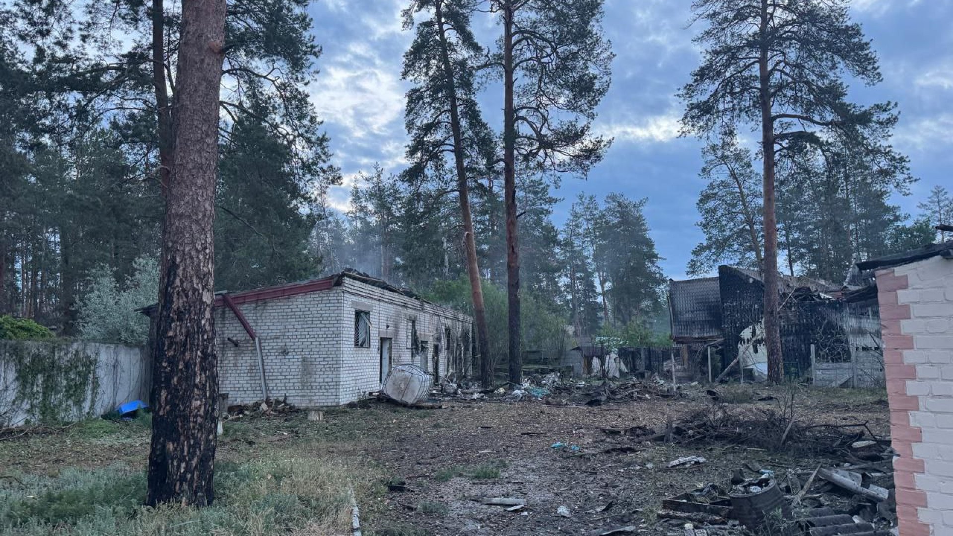 У Святогірську після обстрілу постраждала база відпочинку У Святогірську після обстрілу постраждала база відпочинку