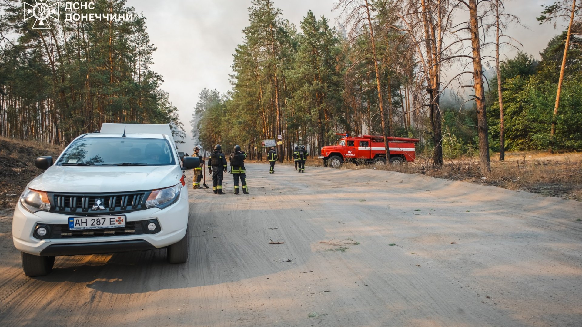 Третю доба рятувальники борються з вогнем на Лиманщині