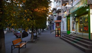 Вулиця Шевченка у Слов'янську Слов'янськ готується до зими та наближення фронту