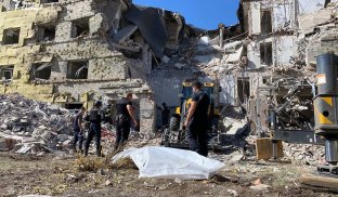 У Миколаївці з-під завалів готелю дістали тіло У Миколаївці з-під завалів готелю дістали тіло