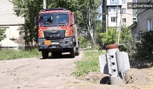 У Слов’янську снаряд від РСЗВ «Смерч» упав у дворі багатоповерхівок У Слов’янську снаряд від РСЗВ «Смерч» упав у дворі багатоповерхівок