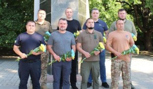 День Конституції у Слов’янську: фото з офіційного покладання квітів День Конституції у Слов’янську: фото з офіційного покладання квітів