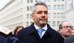 Канцлер Негаммер запропонував Трампу провести в Австрії переговори між Україною та Росією Канцлер Негаммер запропонував Трампу провести в Австрії переговори між Україною та Росією