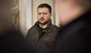 Президент України Зеленський В Києві дедалі більш напруженим стає політичне протистояння