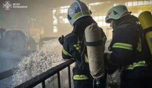 Рятувальники під час виконання обов'язків Росіяни вночі атакували об’єкти енергетики