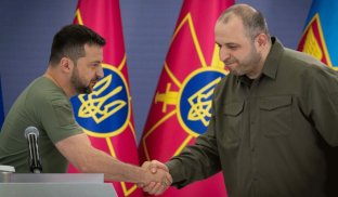 Президент Зеленський і міністр оборони України Умєров Багато українських чоловіків виїхали за кордон