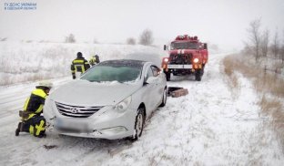 В Україні вирує хуртовина Водіїів закликають не виїжджати без нагальної потреби з дому