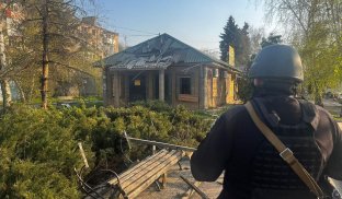 Пошкоджена будівля після російських обстрілів 9 квітня. Донецька область Результати осбтрілів 9 квітня