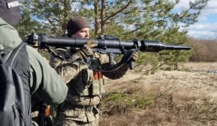 Чоловіки призовного віку отримують повістки В Україні триває загальна мобілізація та оголошено воєнний стан