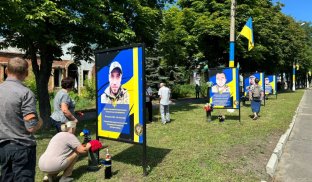 Фото загиблих воїнів у центрі Святогірська У Святогірську з'явилася "алея слави"
