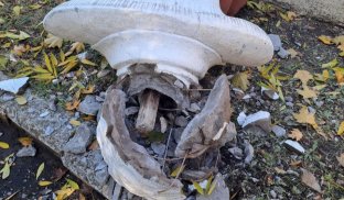 Зруйнований пам'ятник Антону Чехову У Слов'янську хулігани зруйнували пам'ятник всесвітньо відомому письменнику Антону Чехову
