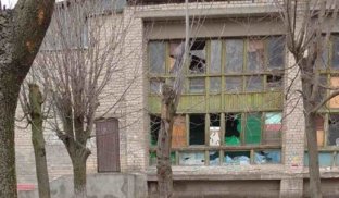Пошкоджений внаслідок обстрілку житловий будинок у Костянтинівці Компенсацію зможуть отримати українці, які зробили ремонт за власний кошт