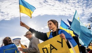 Трамп планує позбавити прихистку 240 тисяч Українців у США — Reuters Трамп планує позбавити прихистку 240 тисяч Українців у США — Reuters