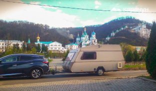 Будинок на колесах на фоні Святогірської лаври Жителі Слов'янська відпочивають у Святогірську