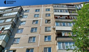 Пошкоджені вікна в будинку у Слов'янську Жителі Слов'янська ліквідовують наслідки обстріла