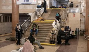 Війна в Україні дедалі більше ризикує бути забутою, зокрема через Гренландію — Politico