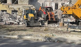 Під завалами готелю в Миколаївці виявили тіла двох чоловіків Під завалами готелю в Миколаївці виявили тіла двох чоловіків