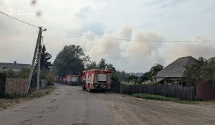 Масштабна лісова пожежа Третю добу продовжується масштабна лісова пожежа на Донеччині і Харківщині