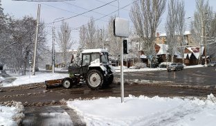 Наслідки снігопаду у Слов'янську У Слов'янську випав перший сніг
