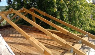 Ремонт покрівлі будівлі БФ "Слов'янське серце" У Святогірську відновлюють будівлю «Слов’янського серця»