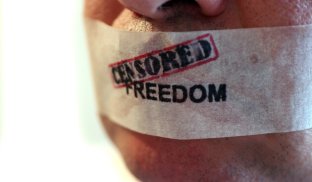 Влада в Україні тисне на журналістів